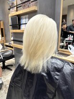 アイニティ(Inity) ホワイトブリーチ|柔らかい白髪風ハイトーン