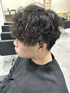 ヒュイル バイ ニアウ(Hwyl by Niau) メンズマッシュパーマ波巻スパイラルパーマニュアンスパーマ