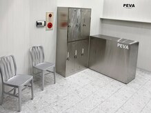 ペヴァ バイ シエンゴールド(PEVA by CIEN gold)の雰囲気（ホワイト&シルバーで統一された受付待合スペース☆#浜松）