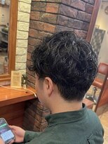 ヘアメイク フレンシア(hair make flencia)&nbsp;立体感とツヤ際立つメンズスパイラルパーマ【424スタイル】