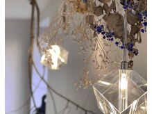 落ち着きと華やかさを併せ持つ、emo.オリジナルのドライフラワーのスワッグたち［ショート/メンズパーマ］