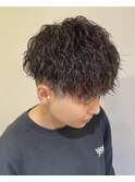 黒髪縦落ちツイストスパイラルメンズパーマ流行無造作パーマ