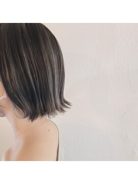 クア 北千住別邸(qua) 極細ハイライトグレージュ　大人切っぱなしボブ