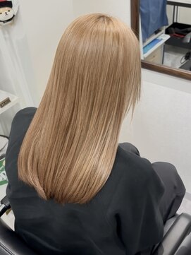 ロジャー(ROGER) ハイトーンミルクティーベージュ(黒染め・縮毛履歴)