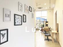 ラズ (Luz)の雰囲気（自然光入る広々した店内♪）