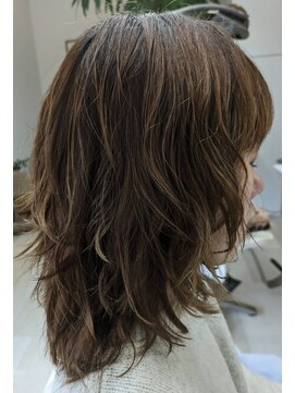 グラムゼロ パーマをいかしたミディアムレイヤー