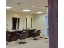 昼間はやわらかな自然光がふりそそぐ開放的な店内