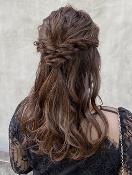 ガーランド (Garland) 【 どの場面でもOK！】大人かわいい　ハーフアップアレンジ