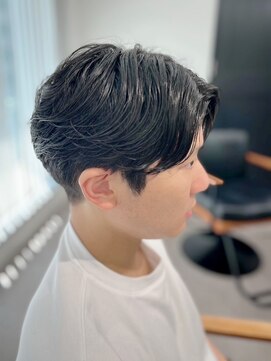 ネオリーブ クーロ メゾン 横浜(Neolive curro Maison) 韓国刈り上げセンターパート 毛流れフェザーパーマ　MEN’S HAIR