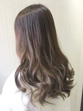 トムキャット(TOM CAT) 透明感大人かわいいブリーチグラデーションミルクティーベージュ