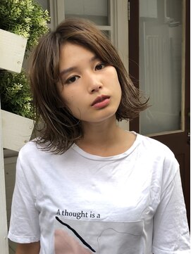 リラ バイ クオーレ(LIRA by CUORE) 外はねボブ