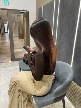 シュヴーブリヤン(cheveux brillants) 【自然な艶感を纏うストレートロングで清楚な後ろ姿】