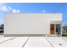 ウミ(umi)の雰囲気（店舗前に4台広々とした駐車スペースがございます。）