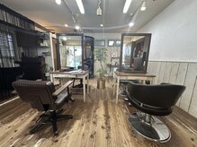 ヘアー リノリノ(hair Lino Lino)の雰囲気（木の温もりを感じる店内）