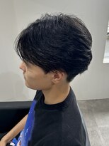 ヒュイル バイ ニアウ(Hwyl by Niau)&nbsp;メンズカットパーマセンターパートニュアンスパーマ刈り上げ