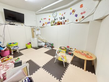 ビズヘアー マシェリ(bisou hair macherie)の写真/【岸里/天下茶屋】子育てママに嬉しいお子様と一緒に通えるサロン♪キッズスペースもあり施術中も安心◎