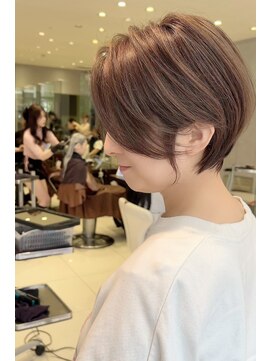 earthショートレイヤーボブミルクティー丸みショートボブ