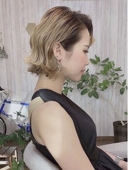 周りから褒められるヘアスタイル♪髪の長さや洋服のバランスに合わせたカラー提案でおしゃれを楽しんで◎