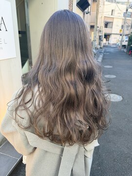 ラベンダーグレージュのハイトーンロングヘア