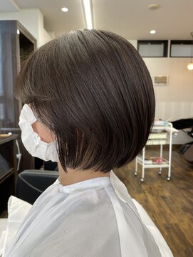 美容室 夢先案内 丸み際立つキュートなショートボブ