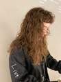 ナヌーク シブヤ(nanuk shibuya) オン眉が可愛いロングヘアのクルクルカーリーなスパイラル。