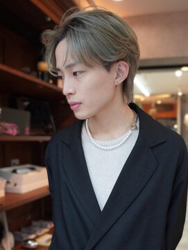 シティ(sity.) ベージュ センターパート アッシュ ダブルカラー ツーブロ