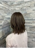 コンサバファッションが似合うスタイリングは緩やかウェーブ