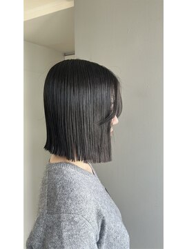 シア(sia) 【シンプルぱつっとボブ】