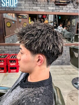 フォーコーナーズカットショップスリーセント 栄(FourCornersCutShop 3/cent) 【テーパーフェード×ツイストパーマ】