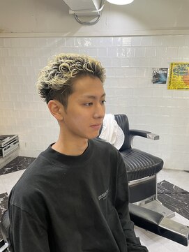 メリケンバーバーショップ フクオカ(MERICAN BARBERSHOP FUK) 波巻き束感ショートツーブロックマッシュアップバングコンマヘア