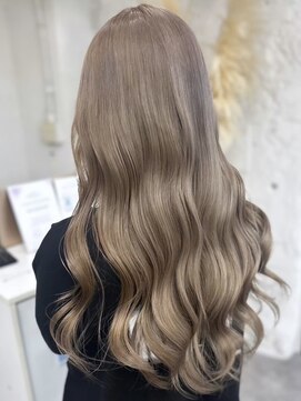 リア(riah) ハイライトカラーミルクティーベージュレイヤーカット