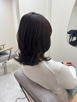 ネウィ 八王子(newi) ミディアムレイヤー 外ハネダークグレー