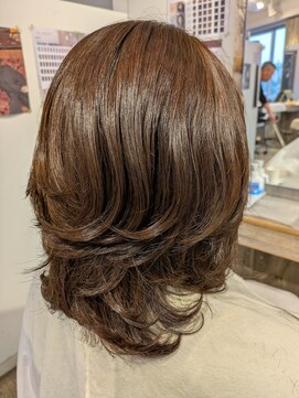 ヴォーグ トレス(VOGUE tres) ふんわりミディアムパーマスタイル