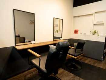 ジャーニーマン(Journeyman)の写真/フラワーショップの奥の小さなサロン。