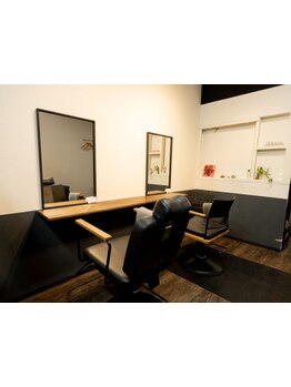 フラワーショップの奥の小さなサロン。