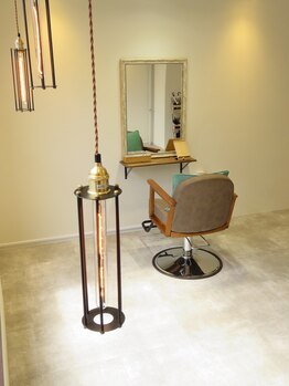 カタチ バイ アンジュ(katachi by Ange)の写真/【個室シャンプー台】【周りの視線が気にならない十分な席の間隔】落ち着いた癒しの空間でマンツーマン施術