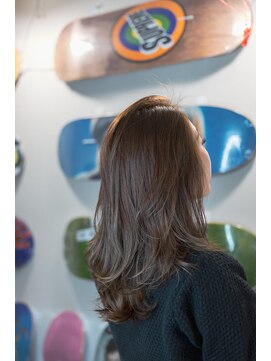 グレージュ　ミディアムレイヤー