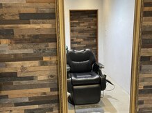 Grooming Space Kobayashiの雰囲気（木目とミラーの調和。完全個室で、あなただけの至福の時を）