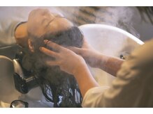 【１５．世界にひとつのスパ技術の手技を持つ美容業界最高水準のヘアケア・頭皮ケアスペシャリストが揃う】