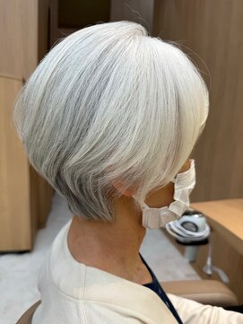 ユニックス イオンモール春日部店(UNIX) グレーヘアショートボブ。