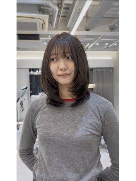 アナ ラーナ(Anna Lanna) 柔らかカーキグレージュ×顔まわりレイヤー