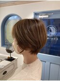 上品なくびれショートスタイルベージュカラー