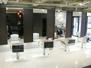 ヘアメイクサロン　Cellier　曙橋店