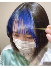 【インナーカラーは、前髪入れがアツい！】気になるバングカラーを青色でクールに決める！
