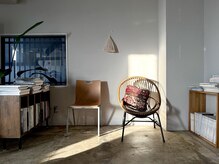 ヒガサ(HIGASA)の雰囲気（日の差し込む待ち合い空間です。）