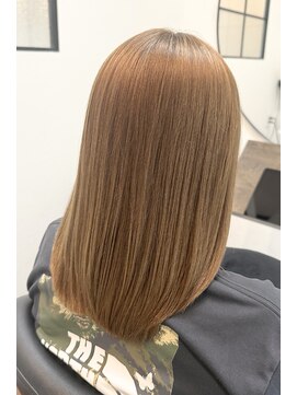 白髪を活かした自然なカラーとツヤ感で品良く仕上げるセミロング