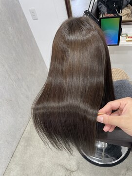 ラナ(Lana) 【Lana】透明感と艶が際立つ、シルキーブラウンストレート