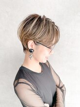 白髪を明るいハイライトの一部として馴染ませるため、ナチュラルな仕上がり♪