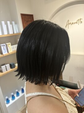 アマレット(Amaretto) 【ブルーブラック×外はねボブ】