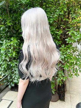 テイス 新宿(TACE) ホワイト[ネビージュ/黒髪/小顔/新宿]